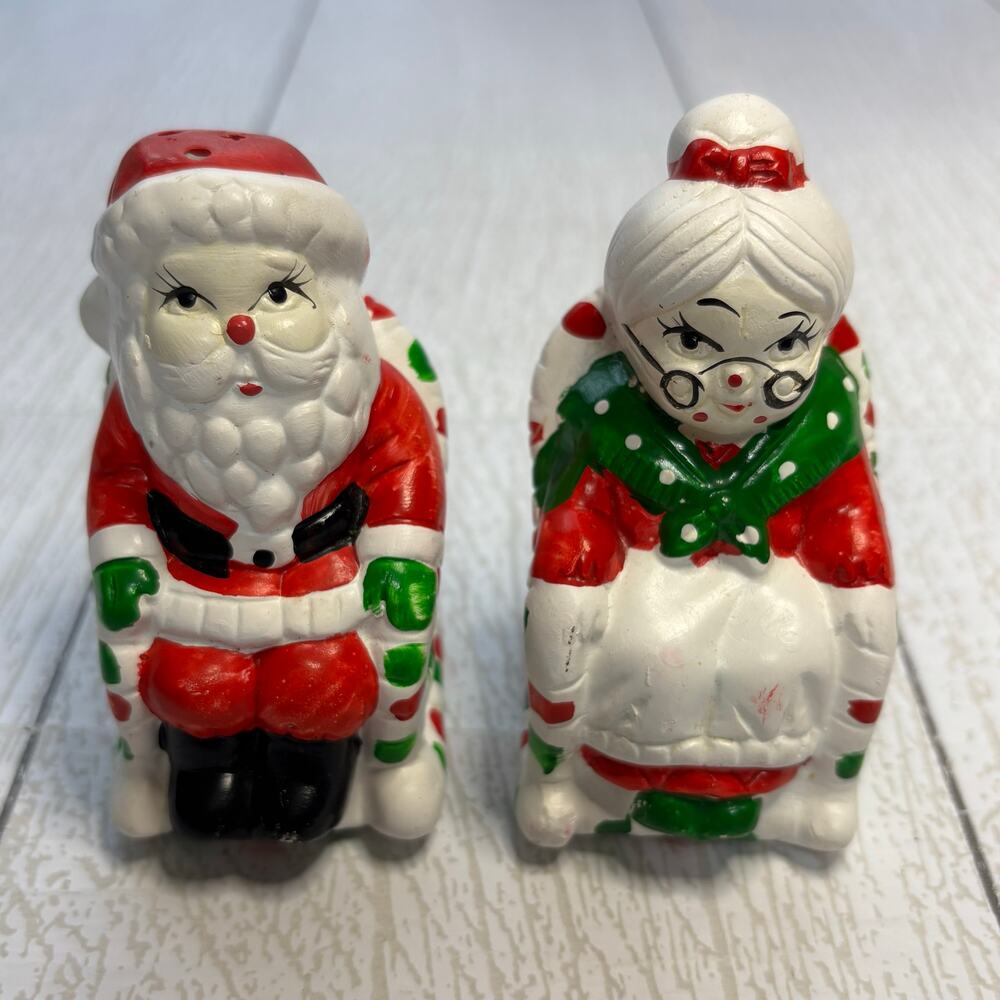 Vintage Santa & Mrs Claus Salt and Pepper Shaker Set Christmas Decor